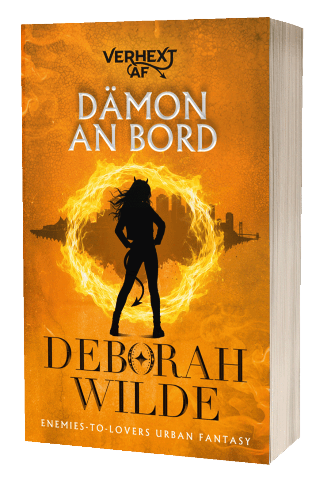 "Buchcover für ‚Dämon an Bord‘ von Deborah Wilde mit einem orangefarbenen Hintergrund und der Silhouette einer Frau mit Dämonenschwanz und Hörnern."