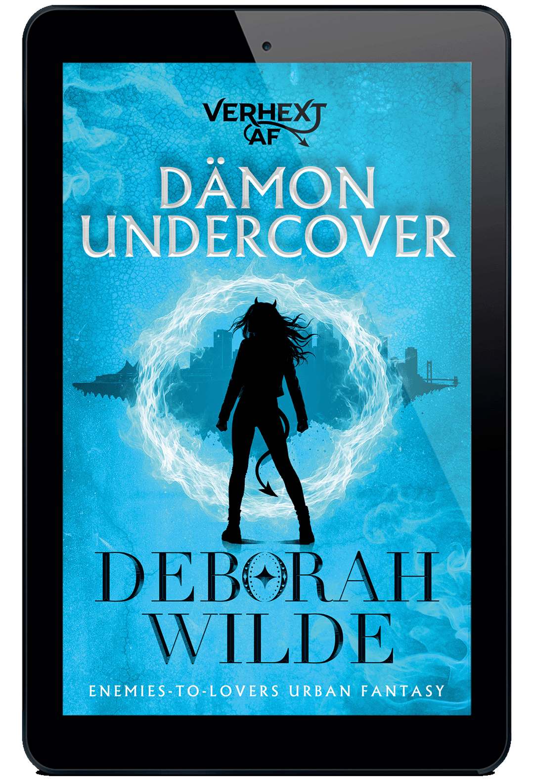 Buchcover zu „Dämon Undercover“ (Verhext AF) von Deborah Wilde. Blaues Cover-Design mit Dämonin-Silhouette. Jetzt als E-Book, Hörbuch oder Taschenbuch im offiziellen Autoren-Shop kaufen.