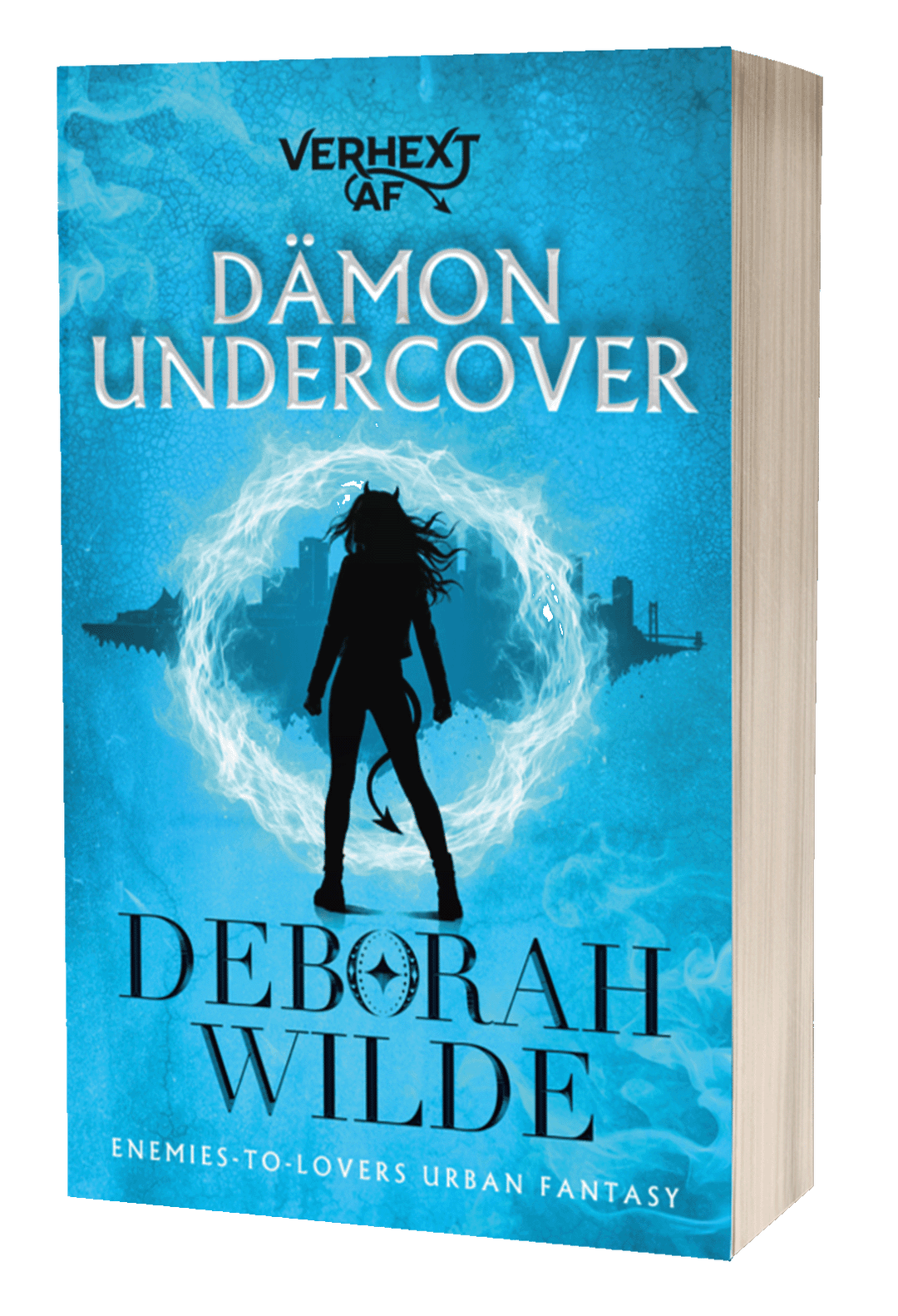 Buchcover für ‚Dämon Undercover‘ von Deborah Wilde mit einem blauen Hintergrund und einer weiblichen Silhouette mit Hörnern und Schwanz-Design.