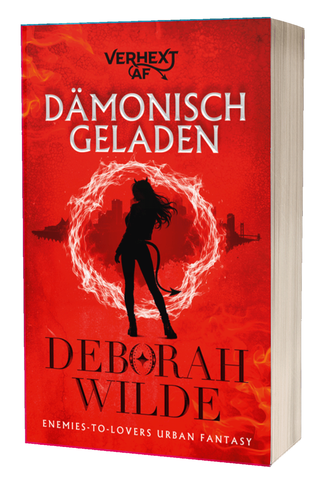 Buchcover für ‚Dämonisch geladen‘ von Deborah Wilde mit einem roten Hintergrund und einer weiblichen Silhouette mit Hörnern und Schwanz-Design.