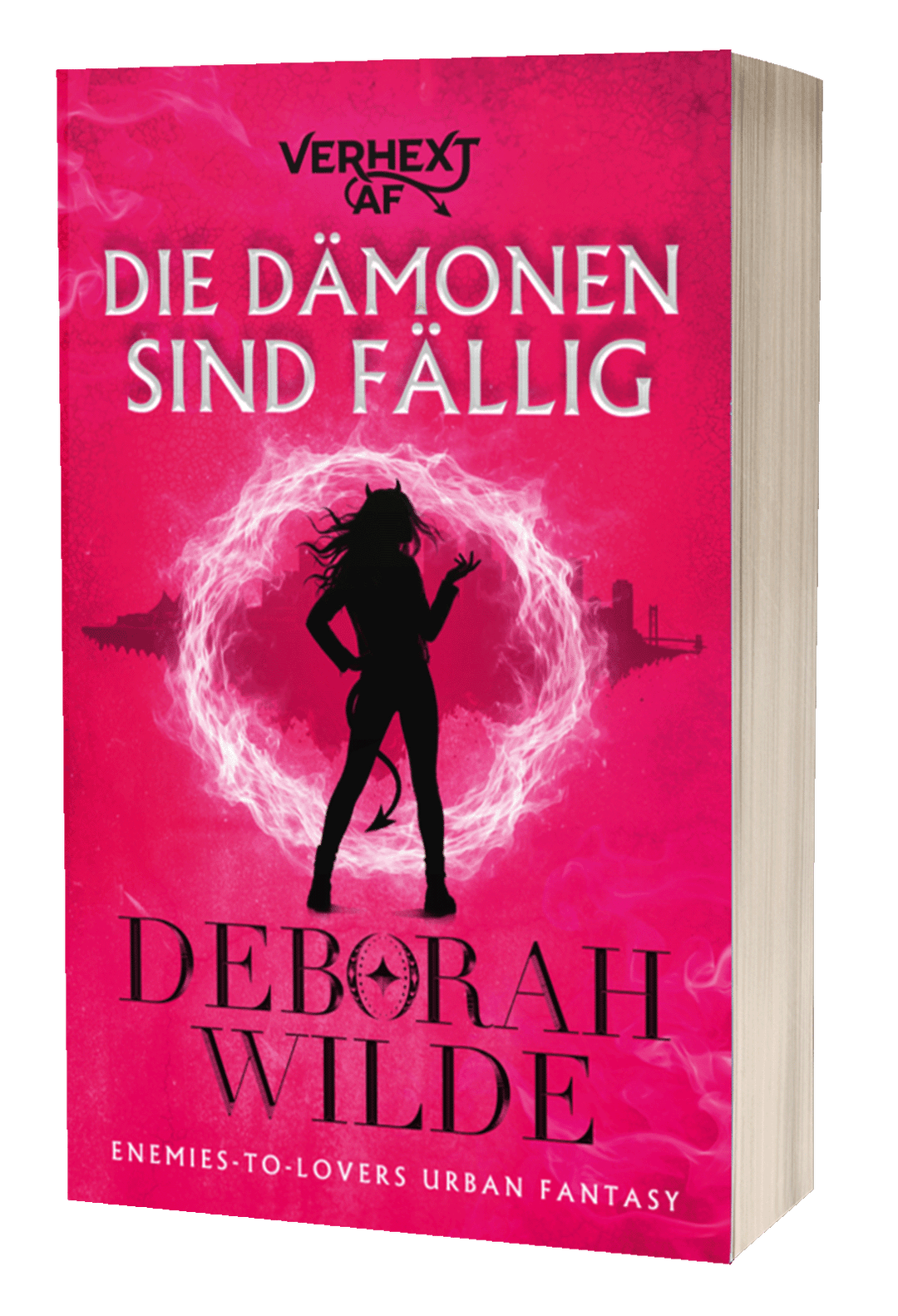 Buchcover für ‚Die Dämonen sind fällig‘ von Deborah Wilde mit einem pinkfarbenen Hintergrund und einer weiblichen Silhouette mit Hörnern und Schwanz-Design