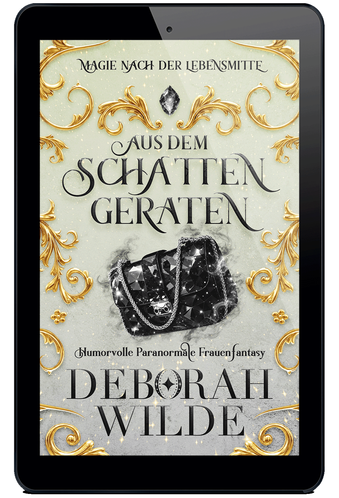 E-Book-Cover für ‚Aus dem Schatten geraten‘ von Deborah Wilde auf einem Tablet. Das Design zeigt einen hellen, glitzernden Hintergrund mit goldenen Ornamenten und einer rauchenden, schwarzen Handtasche mit Diamantenbesatz im Zentrum.