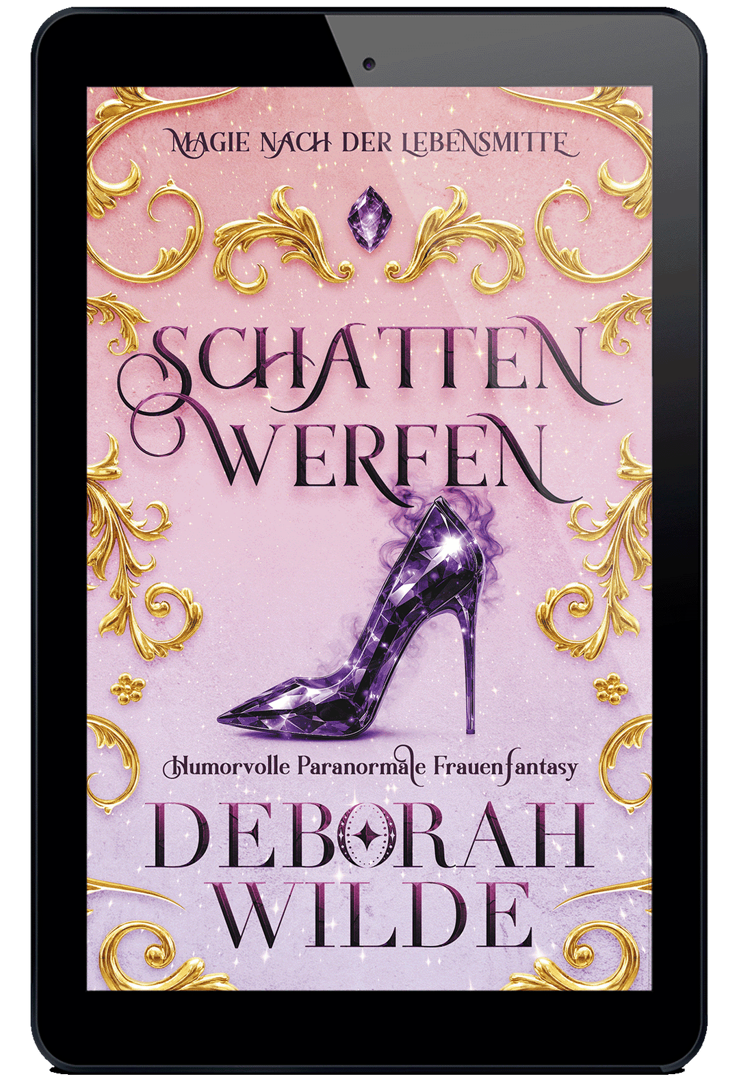 Buchcover für ‚Schatten werfen‘ von Deborah Wilde mit einem hellrosa Hintergrund, goldenen Ornamenten und einem funkelnden lila High Heel.