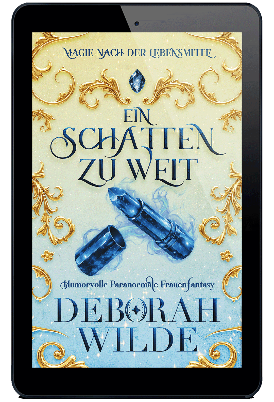 E-Book-Cover für ‚Ein Schatten zu weit‘ von Deborah Wilde auf einem Tablet. Das Design zeigt einen hellblauen, glitzernden Hintergrund mit goldenen Ornamenten und einem rauchenden blauen Lippenstift im Zentrum.